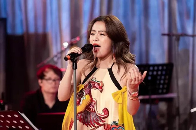 Hoàng Thùy Linh có hát live được không mà làm live show? Hoang Thuy Linh co hat live duoc khong ma lam live show?