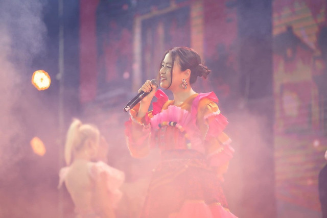Hoàng Thùy Linh có hát live được không mà làm live show? - Hình 3 Hoang Thuy Linh co hat live duoc khong ma lam live show?-Hinh-3