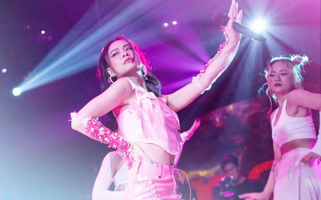 Hoàng Thùy Linh có hát live được không mà làm live show? - Hình 2 Hoang Thuy Linh co hat live duoc khong ma lam live show?-Hinh-2