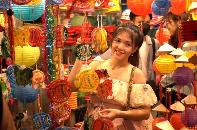 Phố lồng đèn Quận 5 bừng sáng, mời gọi du khách quay lại tuổi thơ - Hình 2 Pho long den Quan 5 bung sang, moi goi du khach quay lai tuoi tho-Hinh-2