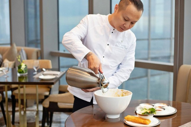 Cận cảnh tô phở giá hơn 4 triệu đồng ở TP HCM Can canh to pho gia hon 4 trieu dong o TP HCM