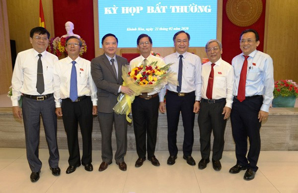 Ông Nguyễn Tấn Tuân được bầu giữ chức Chủ tịch UBND tỉnh Khánh Hòa Ong Nguyen Tan Tuan duoc bau giu chuc Chu tich UBND tinh Khanh Hoa