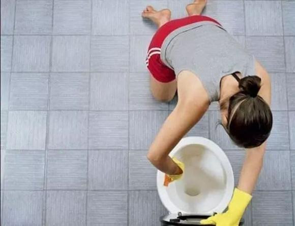 10 mẹo đánh bay vết bẩn toilet, áp dụng ngay tại nhà - Hình 3 10 meo danh bay vet ban toilet, ap dung ngay tai nha-Hinh-3