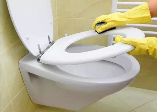 10 mẹo đánh bay vết bẩn toilet, áp dụng ngay tại nhà - Hình 2 10 meo danh bay vet ban toilet, ap dung ngay tai nha-Hinh-2