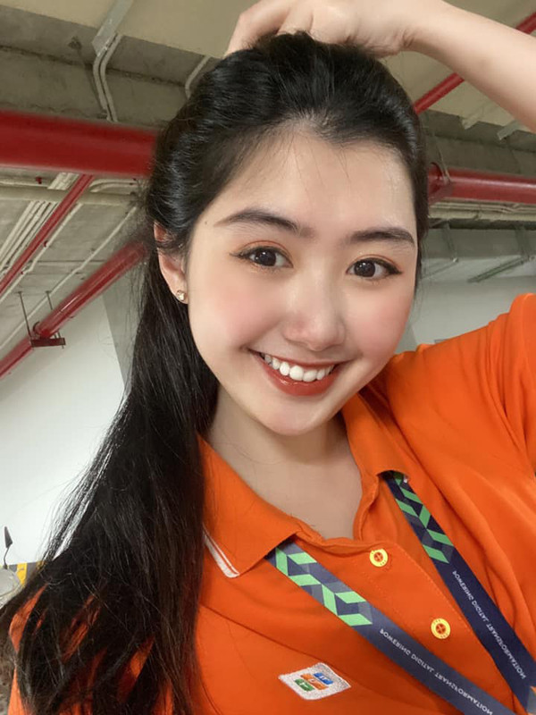 'Đối thủ' của Trần Tiểu Vy: Nữ tiếp viên hàng không xinh đẹp ảnh 4 'Đối thủ' nặng ký của Trần Hiểu Vy sau 5 năm Hoa hậu Việt Nam: Nữ tiếp viên hàng không xinh đẹp đã lấy chồng - Ảnh 5.