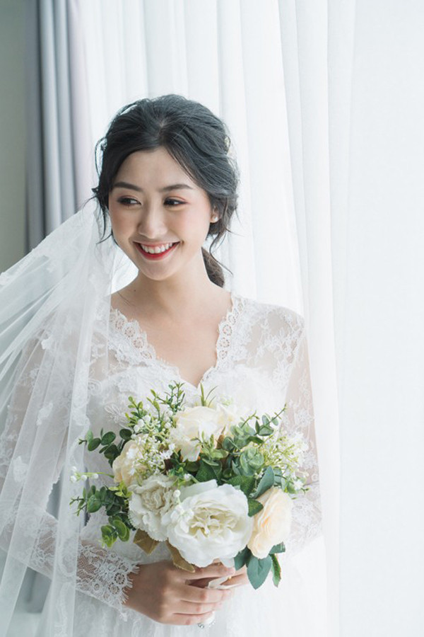 'Đối thủ' của Trần Tiểu Vy: Nữ tiếp viên hàng không xinh đẹp ảnh 5 'Đối thủ' nặng ký của Trần Hiểu Vy sau 5 năm Hoa hậu Việt Nam: Nữ tiếp viên hàng không xinh đẹp đã lấy chồng - Ảnh 6.