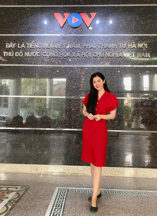 'Đối thủ' của Trần Tiểu Vy: Nữ tiếp viên hàng không xinh đẹp ảnh 3 'Đối thủ' nặng ký của Trần Hiểu Vy sau 5 năm Hoa hậu Việt Nam: Nữ tiếp viên hàng không xinh đẹp đã lấy chồng - Ảnh 4.