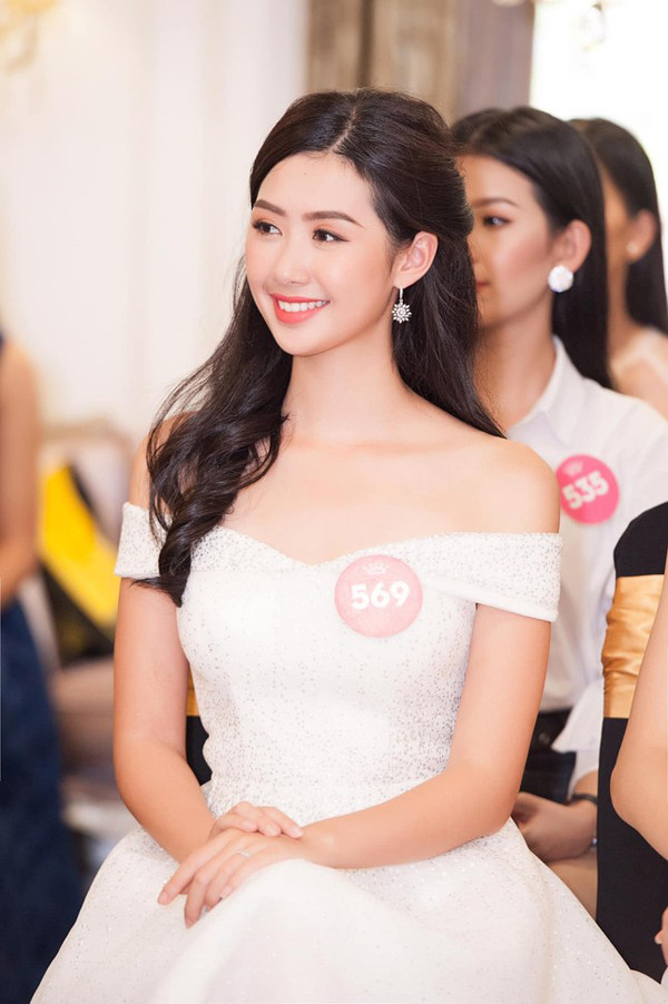 'Đối thủ' của Trần Tiểu Vy: Nữ tiếp viên hàng không xinh đẹp ảnh 1 'Đối thủ' nặng ký của Trần Hiểu Vy sau 5 năm Hoa hậu Việt Nam: Nữ tiếp viên hàng không xinh đẹp đã lấy chồng - Ảnh 2.