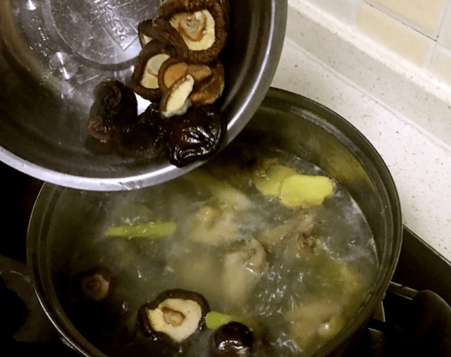 Hầm canh gà chú ý 3 nhớ, 3 không để nước dùng béo ngậy - Hình 4 Ham canh ga chu y 3 nho, 3 khong de nuoc dung beo ngay-Hinh-4