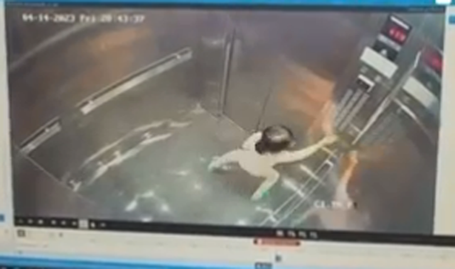 Bà cố gắng giải cứu cháu gái bị mắc kẹt trong thang máy ở Hà Nội Ba co gang giai cuu chau gai bi mac ket trong thang may o Ha Noi