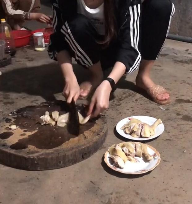 Ra mắt nhà người yêu, cô gái "múa dao" chặt gà gây tranh cãi - Hình 2 Ra mat nha nguoi yeu, co gai