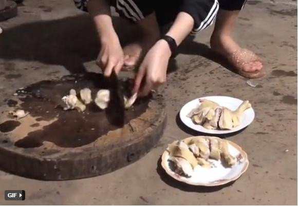 Ra mắt nhà người yêu, cô gái "múa dao" chặt gà gây tranh cãi Ra mat nha nguoi yeu, co gai