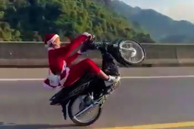 Bắt tạm giam thanh niên đóng 'ông già Noel' bốc đầu xe máy ở Thái Nguyên Bat tam giam thanh nien dong 'ong gia Noel' boc dau xe may o Thai Nguyen