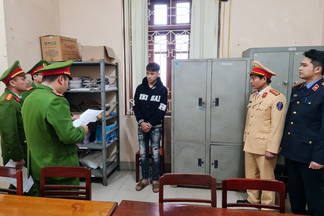 Bắt tạm giam thanh niên đóng 'ông già Noel' bốc đầu xe máy ở Thái Nguyên - Hình 2 Bat tam giam thanh nien dong 'ong gia Noel' boc dau xe may o Thai Nguyen-Hinh-2