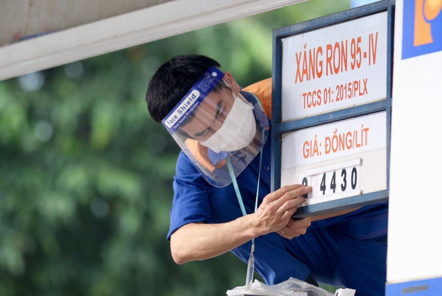 Giá xăng sắp giảm 2.500 - 3.500 đồng/lít? Gia xang sap giam 2.500 - 3.500 dong/lit?