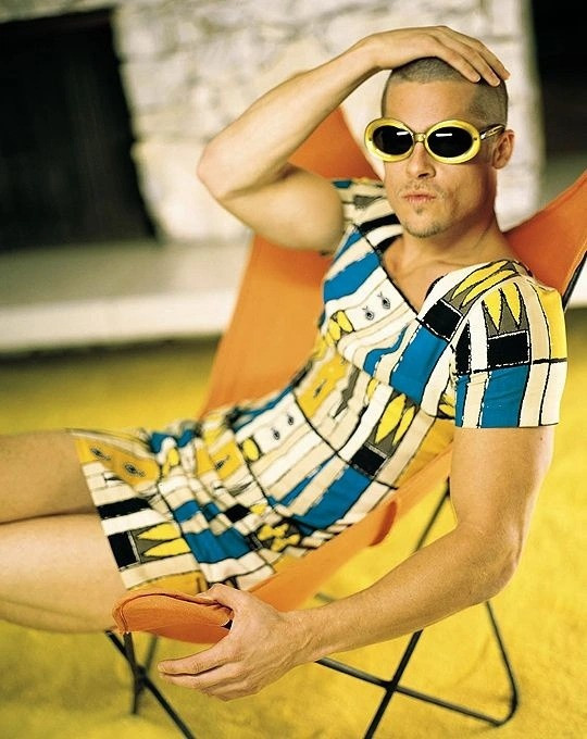 Brad Pitt mặc váy - Hình 4 Brad Pitt mac vay-Hinh-4
