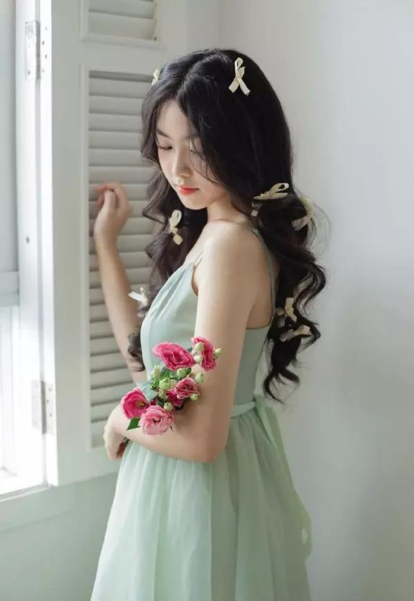 Khoe 2 con đẹp như hoa hậu, Quyền Linh được nhiều người nhận "bố vợ" - Hình 8 Khoe 2 con dep nhu hoa hau, Quyen Linh duoc nhieu nguoi nhan