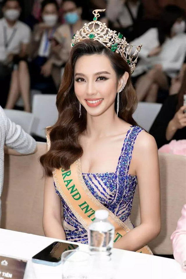 Thùy Tiên làm méo vương miện 12 tỷ, chủ tịch Nawat "chắc xót lắm" - Hình 11 Thuy Tien lam meo vuong mien 12 ty, chu tich Nawat