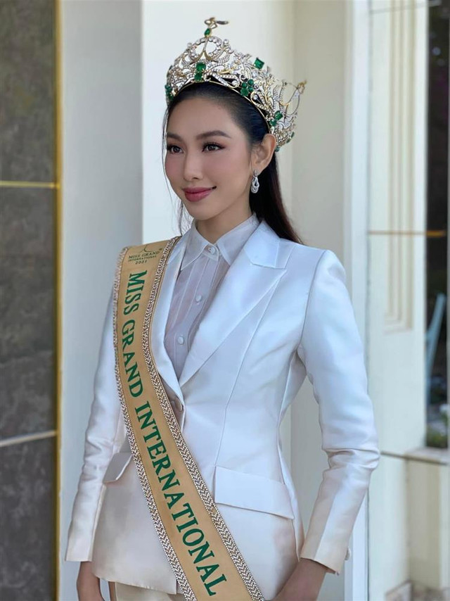 Thùy Tiên làm méo vương miện 12 tỷ, chủ tịch Nawat "chắc xót lắm" Thuy Tien lam meo vuong mien 12 ty, chu tich Nawat