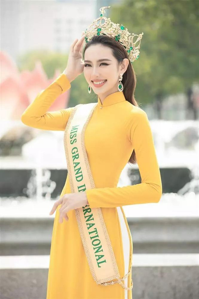 Thùy Tiên làm méo vương miện 12 tỷ, chủ tịch Nawat "chắc xót lắm" - Hình 10 Thuy Tien lam meo vuong mien 12 ty, chu tich Nawat