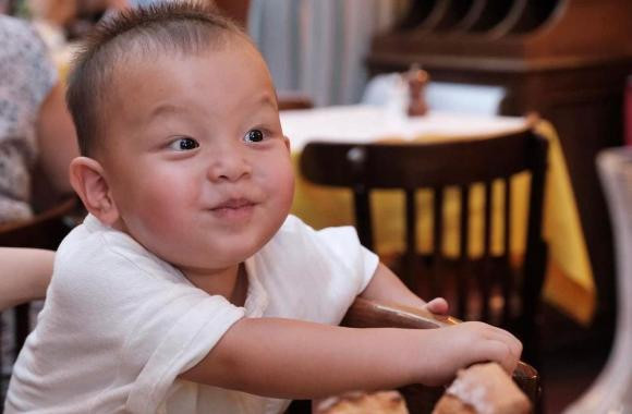 Subeo chụp ảnh cho hai em: Lisa hóa nàng thơ, Leon ngồi im cũng tấu hài - Hình 2 Subeo chup anh cho hai em: Lisa hoa nang tho, Leon ngoi im cung tau hai-Hinh-2