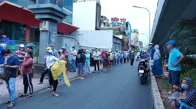 Đội nắng xếp hàng cả tiếng chờ vào siêu thị, cửa hàng thực phẩm ở TP.HCM Doi nang xep hang ca tieng cho vao sieu thi, cua hang thuc pham o TP.HCM