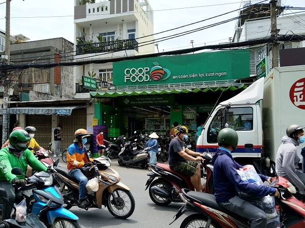 Đội nắng xếp hàng cả tiếng chờ vào siêu thị, cửa hàng thực phẩm ở TP.HCM - Hình 12 Doi nang xep hang ca tieng cho vao sieu thi, cua hang thuc pham o TP.HCM-Hinh-12
