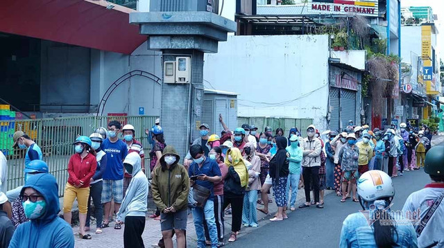 Đội nắng xếp hàng cả tiếng chờ vào siêu thị, cửa hàng thực phẩm ở TP.HCM - Hình 6 Doi nang xep hang ca tieng cho vao sieu thi, cua hang thuc pham o TP.HCM-Hinh-6