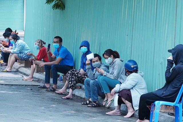 Đội nắng xếp hàng cả tiếng chờ vào siêu thị, cửa hàng thực phẩm ở TP.HCM - Hình 8 Doi nang xep hang ca tieng cho vao sieu thi, cua hang thuc pham o TP.HCM-Hinh-8