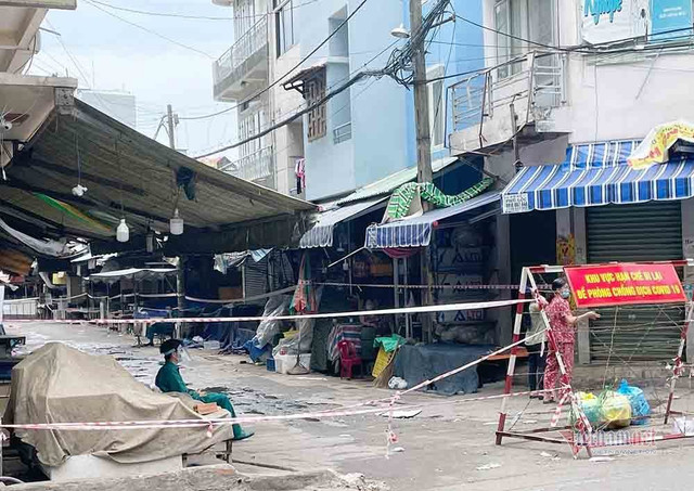 Đội nắng xếp hàng cả tiếng chờ vào siêu thị, cửa hàng thực phẩm ở TP.HCM - Hình 7 Doi nang xep hang ca tieng cho vao sieu thi, cua hang thuc pham o TP.HCM-Hinh-7