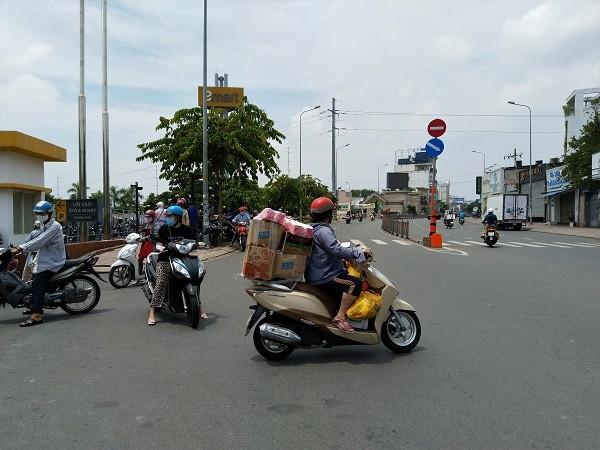 Đội nắng xếp hàng cả tiếng chờ vào siêu thị, cửa hàng thực phẩm ở TP.HCM - Hình 15 Doi nang xep hang ca tieng cho vao sieu thi, cua hang thuc pham o TP.HCM-Hinh-15
