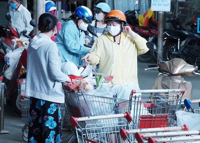 Đội nắng xếp hàng cả tiếng chờ vào siêu thị, cửa hàng thực phẩm ở TP.HCM - Hình 9 Doi nang xep hang ca tieng cho vao sieu thi, cua hang thuc pham o TP.HCM-Hinh-9