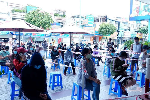 Đội nắng xếp hàng cả tiếng chờ vào siêu thị, cửa hàng thực phẩm ở TP.HCM - Hình 3 Doi nang xep hang ca tieng cho vao sieu thi, cua hang thuc pham o TP.HCM-Hinh-3