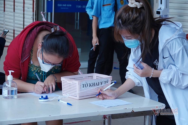 Đội nắng xếp hàng cả tiếng chờ vào siêu thị, cửa hàng thực phẩm ở TP.HCM - Hình 4 Doi nang xep hang ca tieng cho vao sieu thi, cua hang thuc pham o TP.HCM-Hinh-4