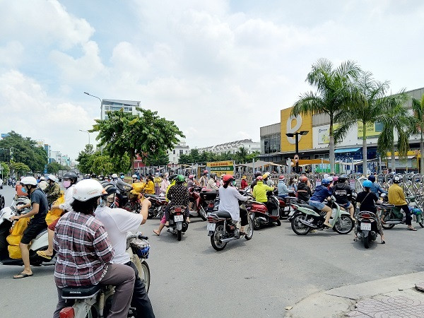 Đội nắng xếp hàng cả tiếng chờ vào siêu thị, cửa hàng thực phẩm ở TP.HCM - Hình 13 Doi nang xep hang ca tieng cho vao sieu thi, cua hang thuc pham o TP.HCM-Hinh-13