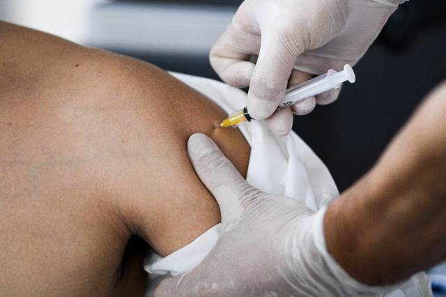 Thủ tướng: "Đến đầu năm 2022, 75 triệu người sẽ được tiêm vaccine" Thu tuong: