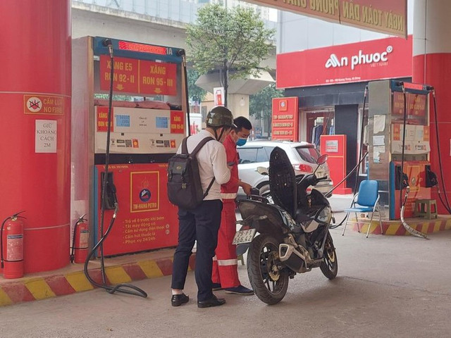 Quỹ Bình ổn xăng dầu còn dư hơn 800 tỷ đồng Quy Binh on xang dau con du hon 800 ty dong