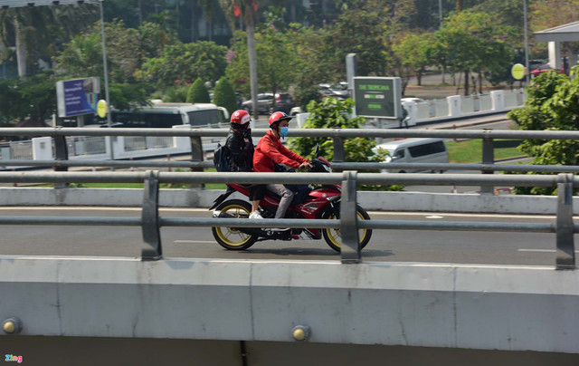 Xe ôm công nghệ ở Hà Nội mòn mỏi chờ được chạy lại - Hình 2 Xe om cong nghe o Ha Noi mon moi cho duoc chay lai-Hinh-2