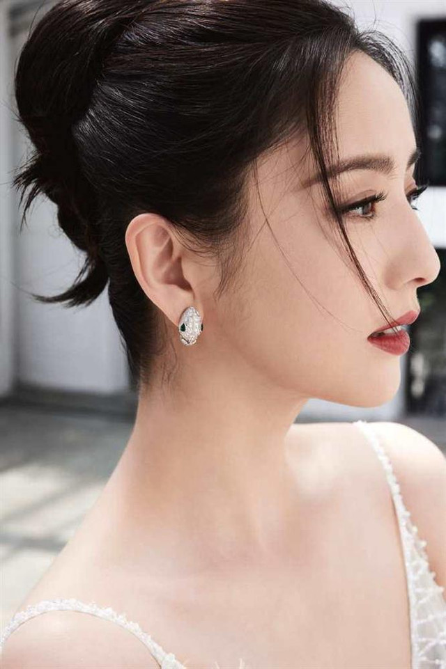 Bí quyết ăn ăn hoa huệ, cần tây của mỹ nhân Tân Cương - Hình 4 Bi quyet an an hoa hue, can tay cua my nhan Tan Cuong-Hinh-4