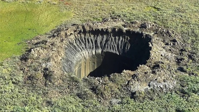 Bí ẩn 8 miệng hố khổng lồ trong lớp băng vĩnh cửu ở Siberia Bi an 8 mieng ho khong lo trong lop bang vinh cuu o Siberia