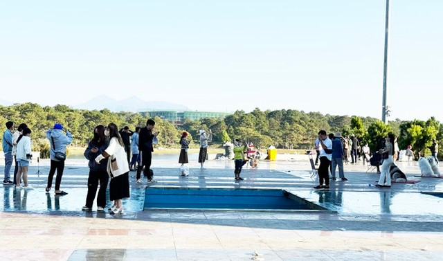 Sau Tết, du khách vẫn nườm nượp kéo lên Đà Lạt - Hình 3 Sau Tet, du khach van nuom nuop keo len Da Lat-Hinh-3