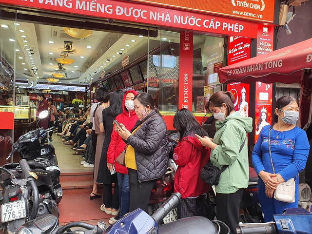 Vàng vượt 96 triệu đồng/lượng, phố vàng Hà Nội đông như hội - Hình 7 Vang vuot 96 trieu dong/luong, pho vang Ha Noi dong nhu hoi-Hinh-7