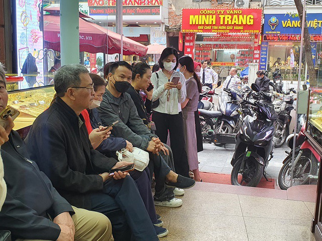 Vàng vượt 96 triệu đồng/lượng, phố vàng Hà Nội đông như hội - Hình 13 Vang vuot 96 trieu dong/luong, pho vang Ha Noi dong nhu hoi-Hinh-13