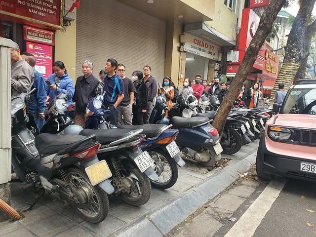 Vàng vượt 96 triệu đồng/lượng, phố vàng Hà Nội đông như hội - Hình 2 Vang vuot 96 trieu dong/luong, pho vang Ha Noi dong nhu hoi-Hinh-2