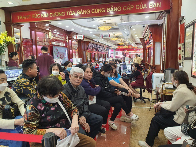 Vàng vượt 96 triệu đồng/lượng, phố vàng Hà Nội đông như hội - Hình 10 Vang vuot 96 trieu dong/luong, pho vang Ha Noi dong nhu hoi-Hinh-10