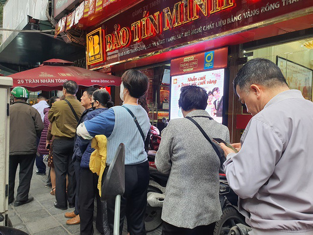 Vàng vượt 96 triệu đồng/lượng, phố vàng Hà Nội đông như hội - Hình 6 Vang vuot 96 trieu dong/luong, pho vang Ha Noi dong nhu hoi-Hinh-6