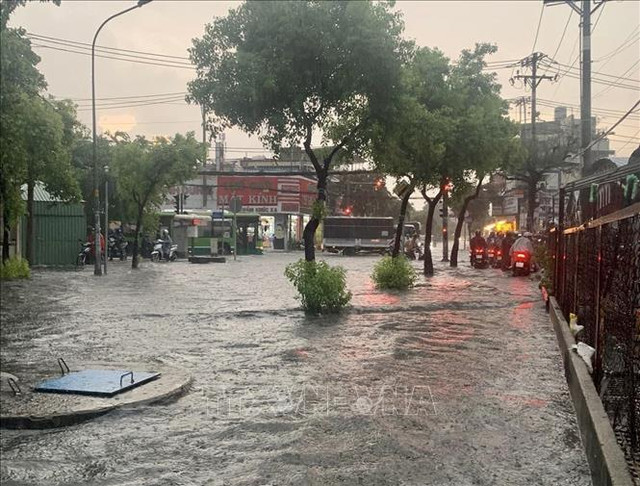 Sau mưa lớn ở TP HCM, nhiều tuyến đường biến thành "sông" - Hình 4 Sau mua lon o TP HCM, nhieu tuyen duong bien thanh