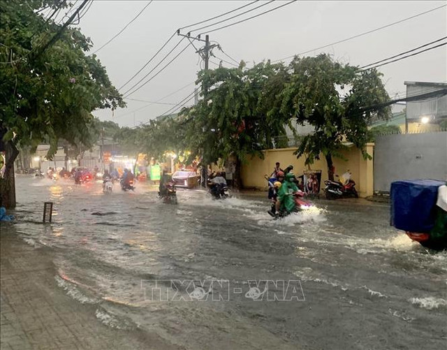 Sau mưa lớn ở TP HCM, nhiều tuyến đường biến thành "sông" - Hình 2 Sau mua lon o TP HCM, nhieu tuyen duong bien thanh