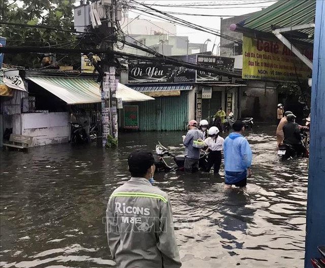 Sau mưa lớn ở TP HCM, nhiều tuyến đường biến thành "sông" - Hình 3 Sau mua lon o TP HCM, nhieu tuyen duong bien thanh