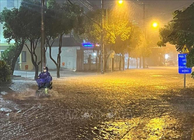 Sau mưa lớn ở TP HCM, nhiều tuyến đường biến thành "sông" - Hình 5 Sau mua lon o TP HCM, nhieu tuyen duong bien thanh